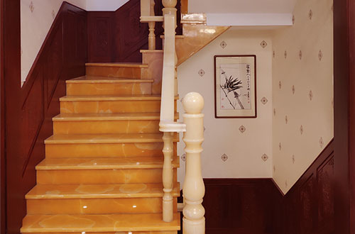沙坪坝中式别墅室内汉白玉石楼梯的定制安装装饰效果